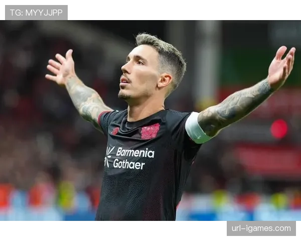 瞬间聚焦：勒沃库森球员格里马尔多任意球击中横梁