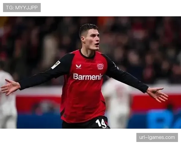 终场哨响，勒沃库森球员瘫坐草地，教练组上前逐一搀扶